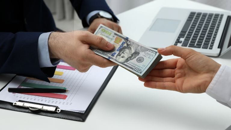 Estados Unidos capacita a más de 350 ecuatorianos para detectar billetes falsos