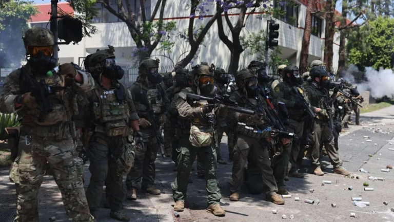 Agentes federales enfrentan a personas que causan disturbios durante una protesta contra las redadas migratorias en Los Ángeles, California (EE.UU.), el 7 de junio de 2025.