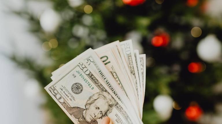 Décimo tercer sueldo del IEES: ¿Quiénes se benefician con el pago y hasta cuándo puede cobrarse?