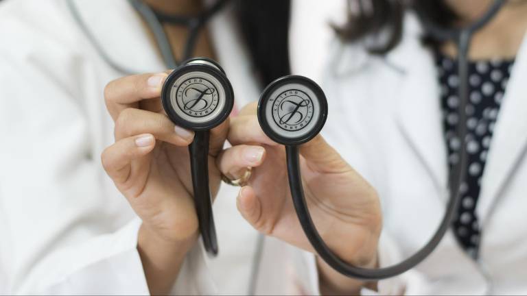 Médicos españoles proponen que extranjeros, entre ellos ecuatorianos, rindan prueba para ejercer