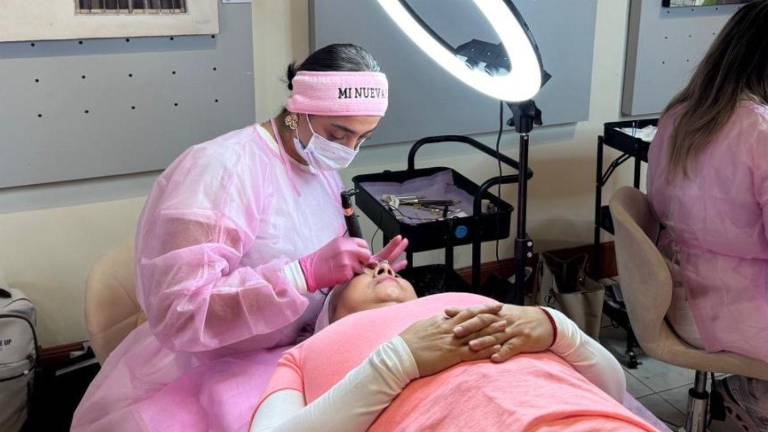 Jornada de bienestar en el que realizan micropigmentación de cejas a mujeres en proceso oncológico.