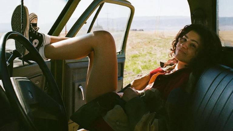 Imagen en la se ve a Zendaya en la piel de su personaje de Euphoria, Rue, con la que HBO Max dio a conocer la fecha de estreno de su temporada 3.