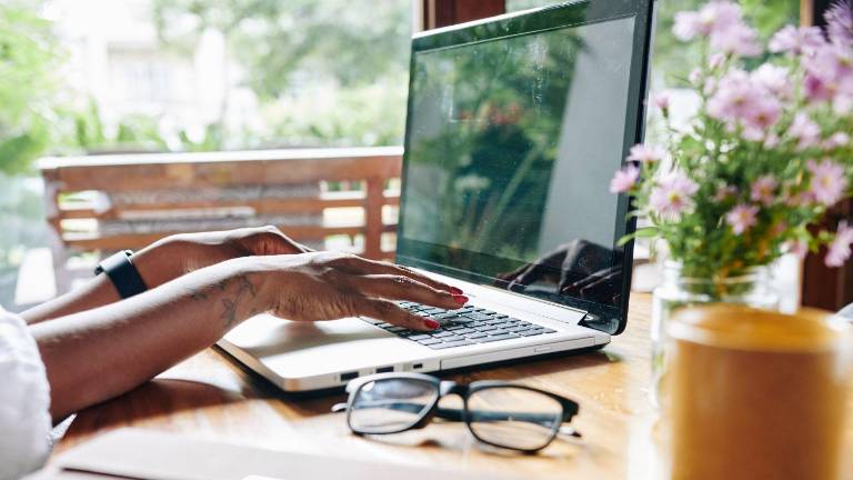 ¿Cómo conseguir trabajo remoto en el exterior desde Ecuador? Plataformas y requisitos clave