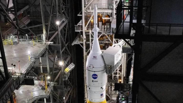 Imagen del transportador oruga 2 de la NASA, que traslada el cohete Sistema de Lanzamiento Espacial con la nave espacial Orion de la misión Artemis II, la cual lanzará a cuatro astronautas alrededor de la Luna y de vuelta.