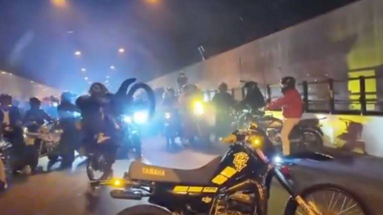 Motociclistas interrumpieron el paso en el túnel de San Juan para realizar piruetas en Quito