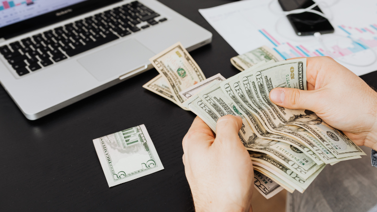 SRI advierte multas de hasta USD 1.000 por presentación tardía de declaraciones de impuestos