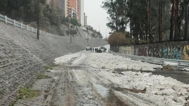 Cordonazo de San Francisco sorprende a Quito con tormenta y granizo