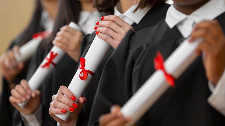 Senescyt lanza programa de becas para especializaciones en hidrocarburos: así puedes postular