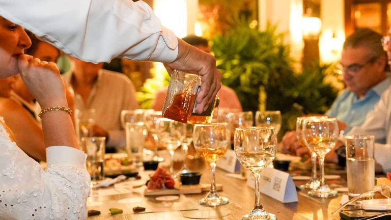 Foto de la cata del ginebra y vodka Good Omen y los chocolates Kamm, productos ecuatorianos de alto perfil, en el hotel Boutique Casa García, ubicado en Guayaquil.