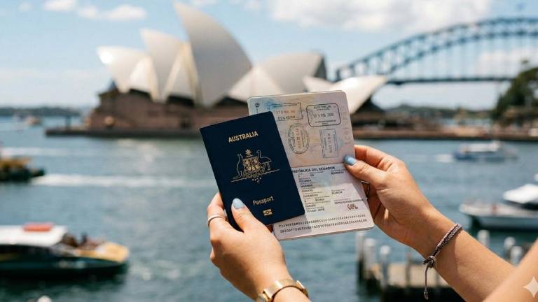 Una joven con su pasaporte en Sídney, Australia.