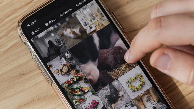 Europa acusa a Meta de usar un diseño adictivo en Facebook e Instagram y la amenaza con una multa multimillonaria