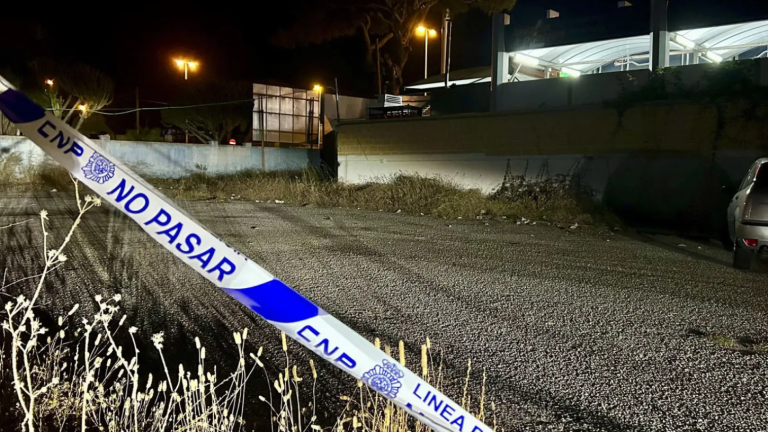 Lugar del hallazgo de la mujer asesinada en Marbella (Málaga), presuntamente a manos de su pareja.