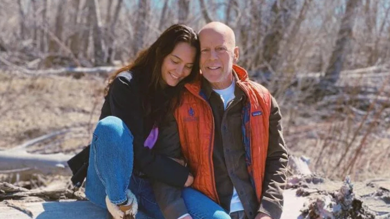 Emma Heming, esposa de Bruce Bruce Willis, defiende el traslado del actor a un hogar de cuidado permanente