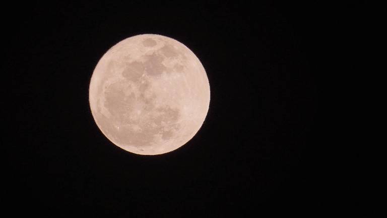 Luna de fresa: así puedes observar este fenómeno astronómico en Ecuador