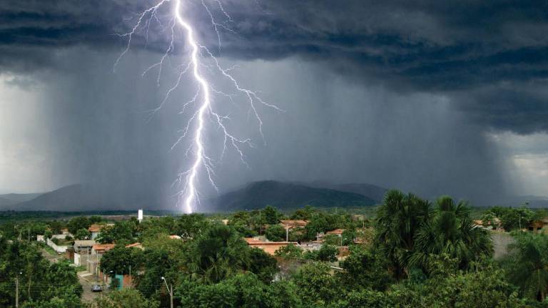 Cielo nublado con tormenta eléctrica y lluvia.