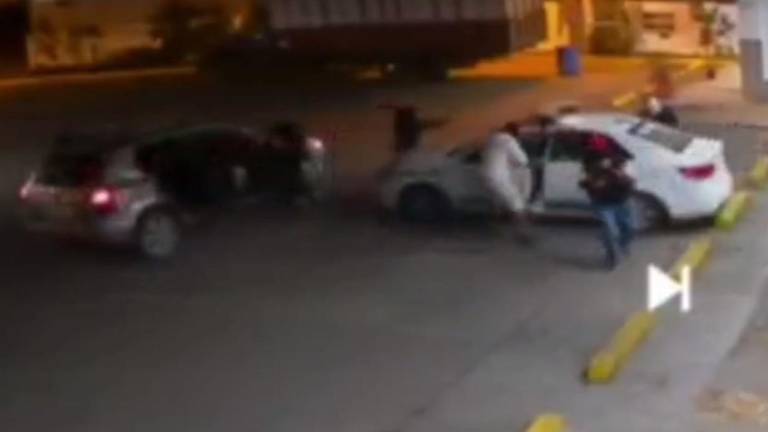 Video capta asalto que sufren policías cuando estaban dentro de un patrullero en El Triunfo