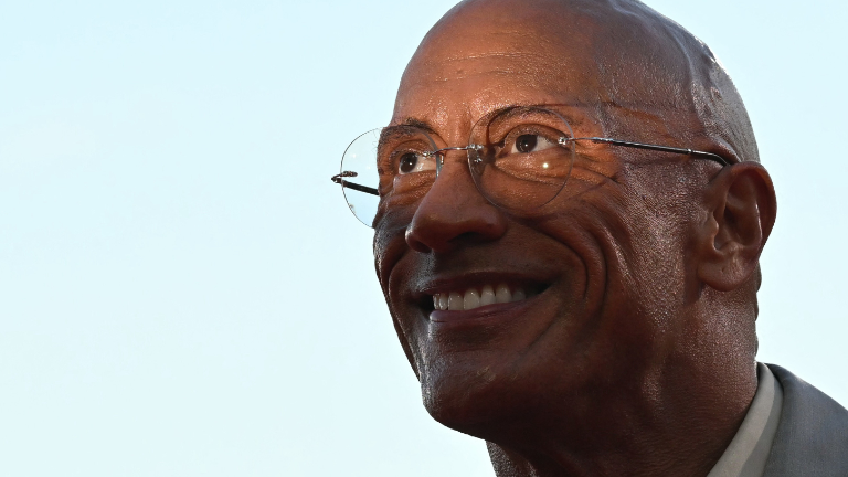 Dwayne Johnson sorprende con radical transformación física en el Festival de Venecia