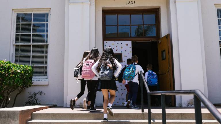 Regreso a clases Sierra-Amazonía 2026: revise el calendario de ingreso y el gasto máximo en útiles escolares