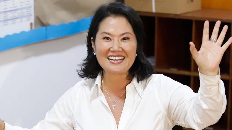 La derechista Keiko Fujimori votando en Lima, Perú.
