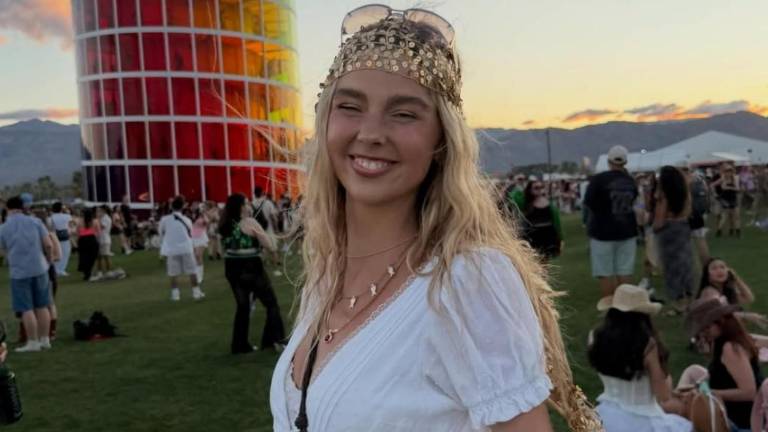 Muere Sydney Towle, la influencer de 26 años que documentó su tratamiento contra un raro tipo de cáncer