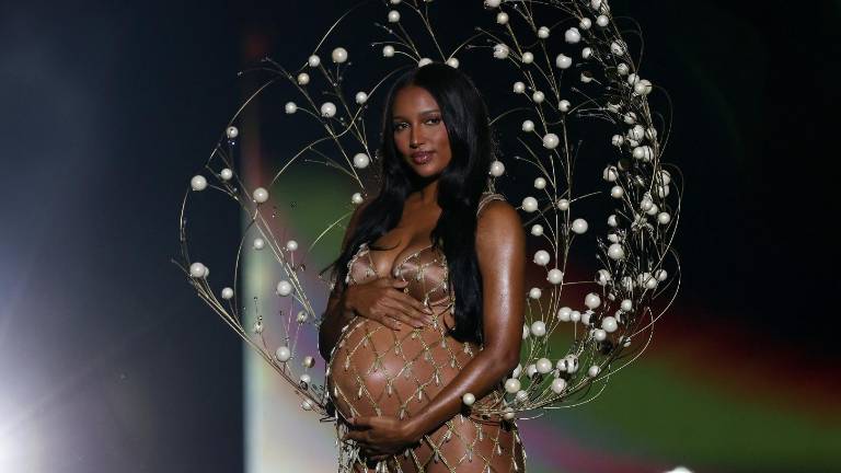 Así se vió Jasmine Tookes al abrir el Victoria’s Secret Fashion Show luciendo su embarazo
