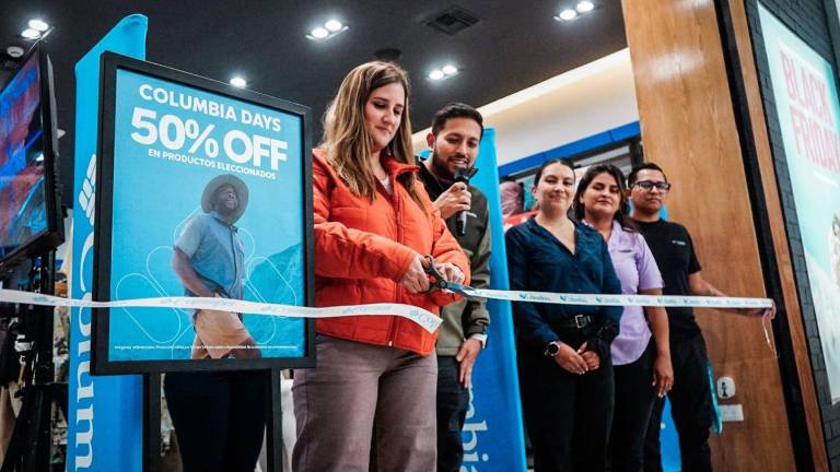 Corte de cinta en la apertura de la nueva tienda Columbia inaugurada en C. C. Riocentro Ceibos, Guayaquil.