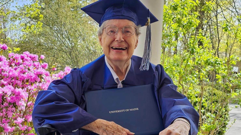 Joan Alexander se graduó a los 88 años, seis décadas después de que se le impidiera hacerlo por estar embarazada.