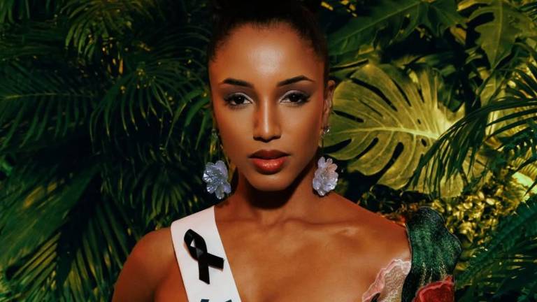 Miss Universo Jamaica sufre fuerte caída en la pasarela y se encuentra en observación médica