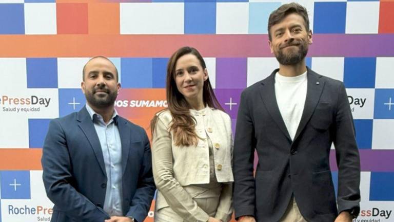 En la foto, de izq. a der.: Joel Hernández, Communications &amp; Digital Partner de Roche Ecuador; Oana Matei, Gerente General de Roche Pharma Ecuador; Sebastián Palacios, Policy &amp; Advocacy Director de Roche Ecuador.