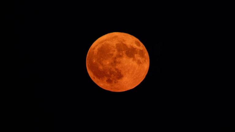 Las impresionantes imágenes que dejó la Luna del Ciervo en el cielo nocturno