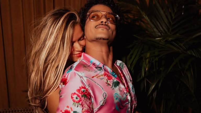 Karol G y Bruno Mars alimentan rumores de romance con una inesperada publicación