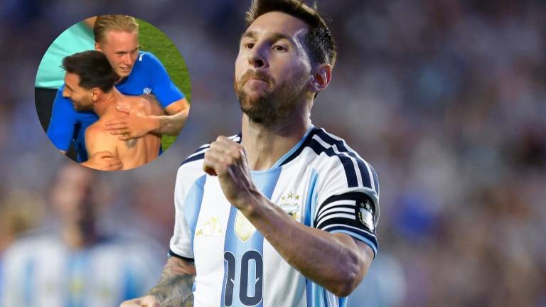 El abrazo entre Messi y Daníel Gudjohnsen, futbolista islandés.
