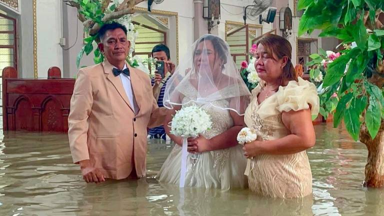 Una boda bajo el agua se vuelve viral en Filipinas en medio de las inundaciones