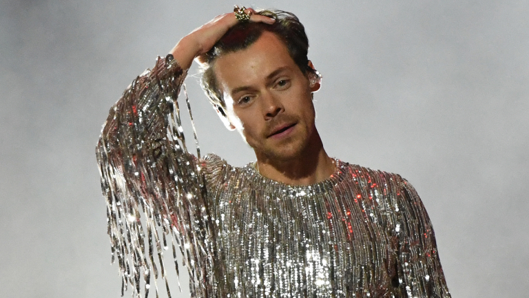 Harry Styles sorprende con drástico cambio de look en boda en Irlanda