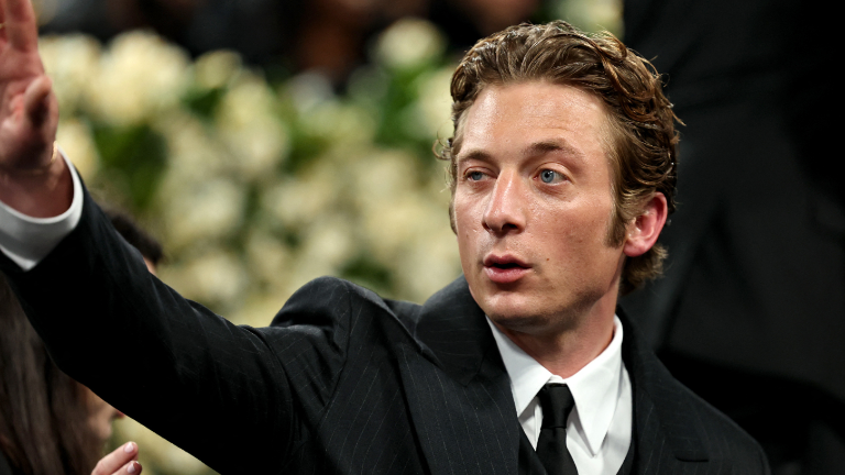 Jeremy Allen White y su pasión por los ramos de flores: el hábito que conquistó a sus fans