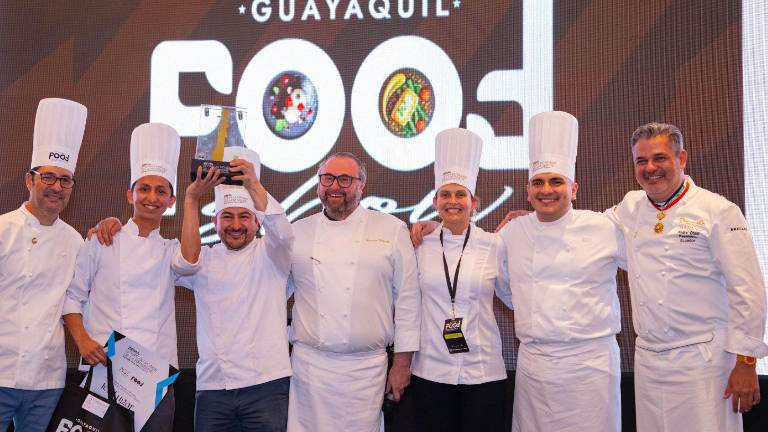 Imagen dónde se puede ver a los ganadores de la competencia Coupe du Monde de la Pâtisserie, acompañados por organizadores del Food Show y reconocidos chefs ecuatorianos.