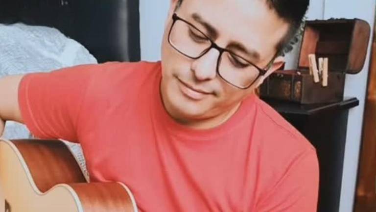 Artista David Chumaña denuncia ataque de un grupo de perros en exteriores de la Asamblea Nacional en Quito