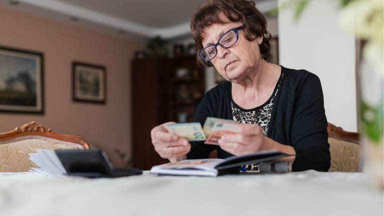 Devolución del IVA para adultos mayores en agosto de 2026: guía paso a paso para solicitarla y consultar el pago