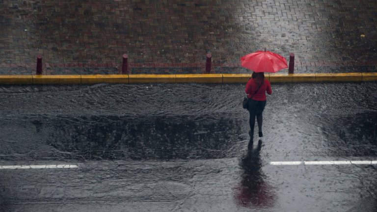 Las lluvias continúan en varias regiones del país hasta el sábado, con tormentas eléctricas y ráfagas de viento en zonas específicas.