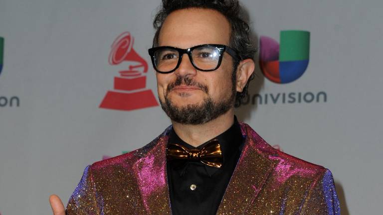 Aleks Syntek reaparece en redes con una imagen sin cabello y genera controversia sobre su comportamiento