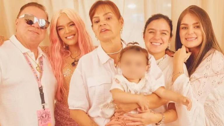 La familia de Karol G enfrenta una controversia pública tras las declaraciones de Verónica Giraldo sobre su proceso legal por la custodia de su hija.
