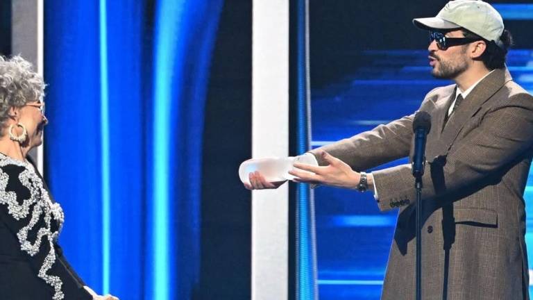 Bad Bunny recibe el premio Artista Latino del Siglo en emotivo momento con Rita Moreno