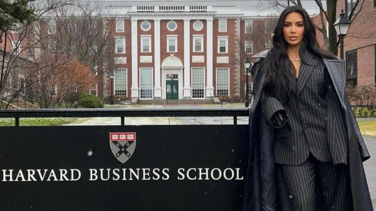 Kim Kardashian se graduó en Derecho tras seis años de estudio bajo el sistema reading the law, una vía alternativa al método universitario tradicional.