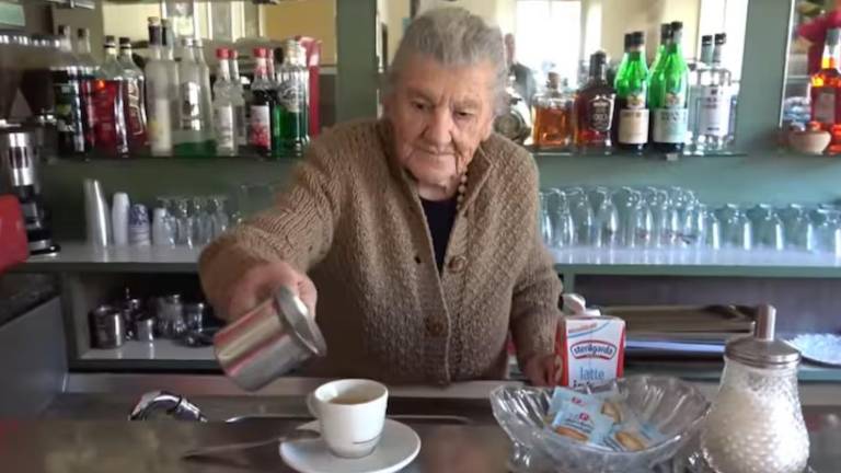 Anna Possi, la barista italiana que sigue sirviendo café a los 100 años
