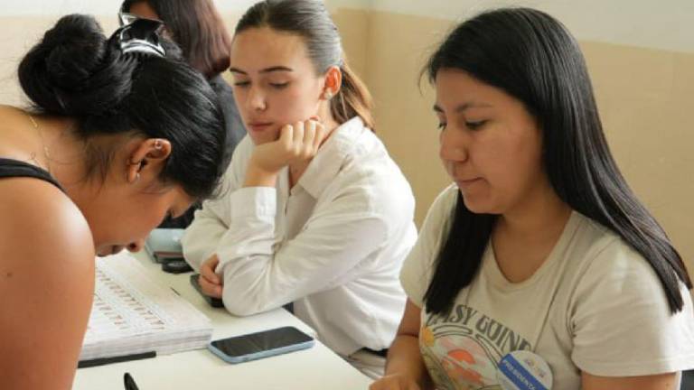 El CNE inició el pago de los USD 20 a los miembros de mesa de las Elecciones Generales 2025