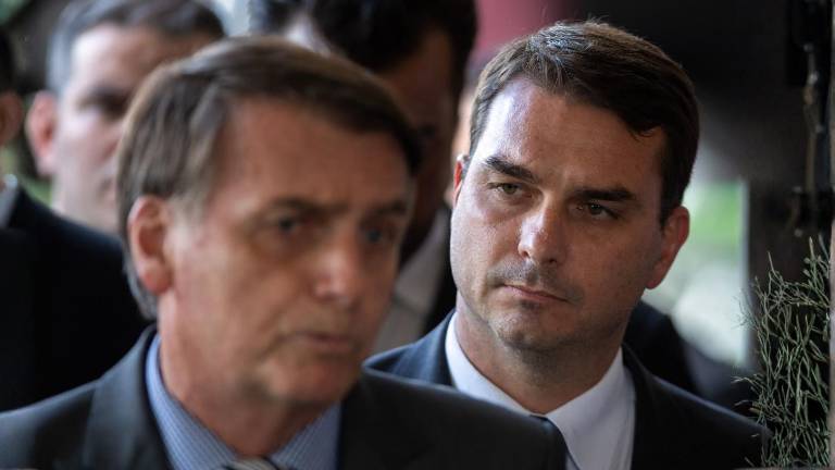 Flávio Bolsonaro junto a su padre, Jair.
