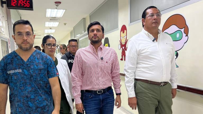 A dos meses de intervención militar, ministro de Salud supervisa hospitales de Guayaquil