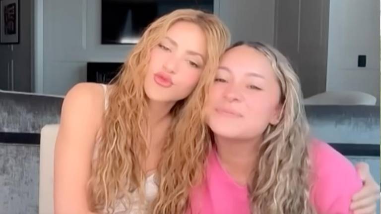 Asistente de Shakira protagoniza momento viral tras aparecer gateando durante una entrevista a la cantante