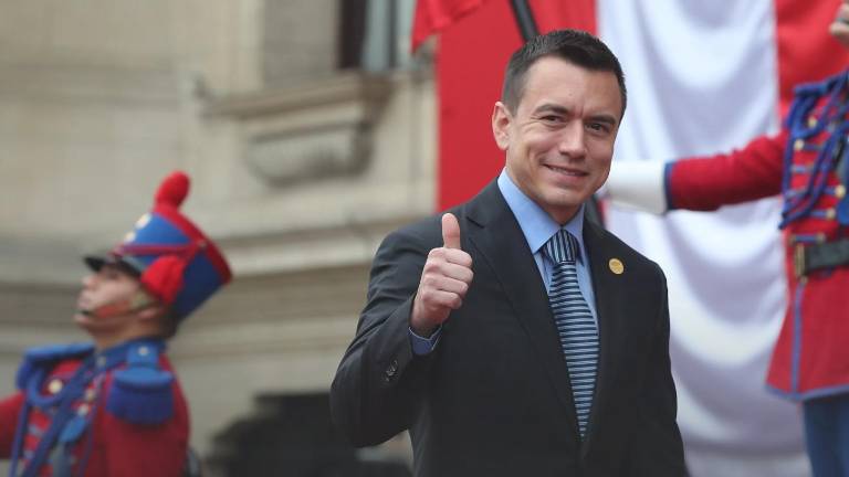 Fotografía de archivo del presidente de Ecuador, Daniel Noboa, saludando a su llegada al Palacio Nacional en Perú.