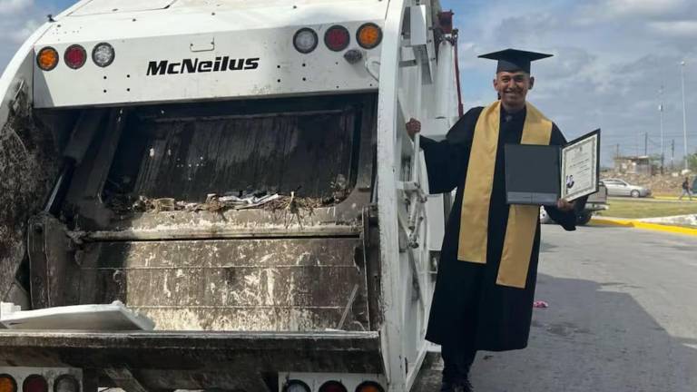 Joven mexicano trabajó como recolector de basura para pagar su carrera y se graduó de abogado